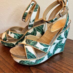 Gianni Bini platform wedge sandals🌴Lusia floral palm print 🌴 7.5